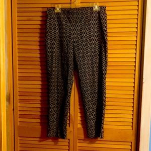 Black and white geo print stretch pants